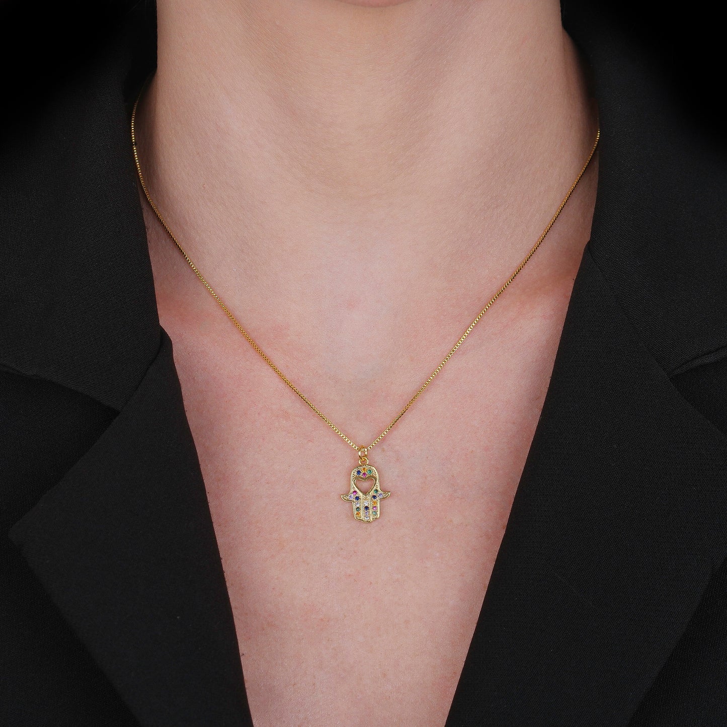 Colar Dourado Mão de Fátima Cravejado de Zircônia Coloridas com Coração