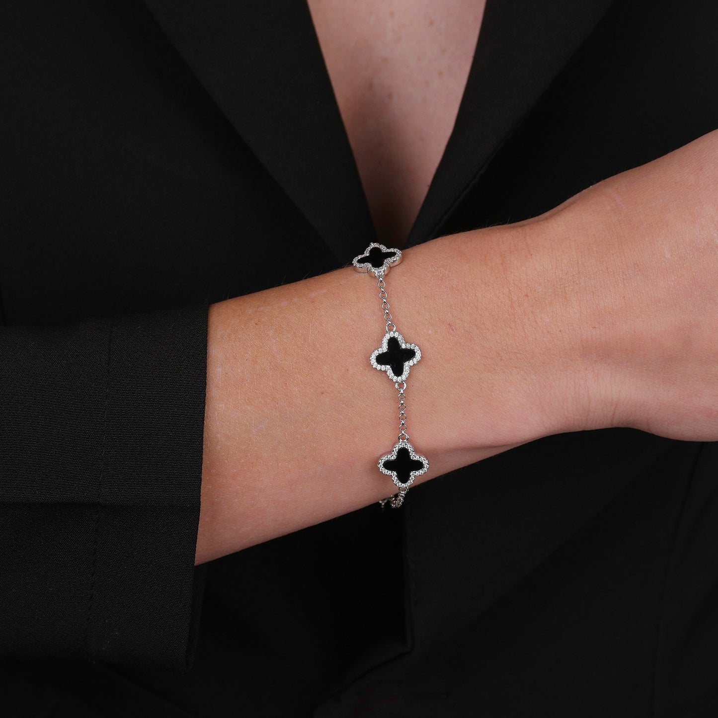 Pulseira Prateada de Trevos Pretos Cravejados de Zircônia